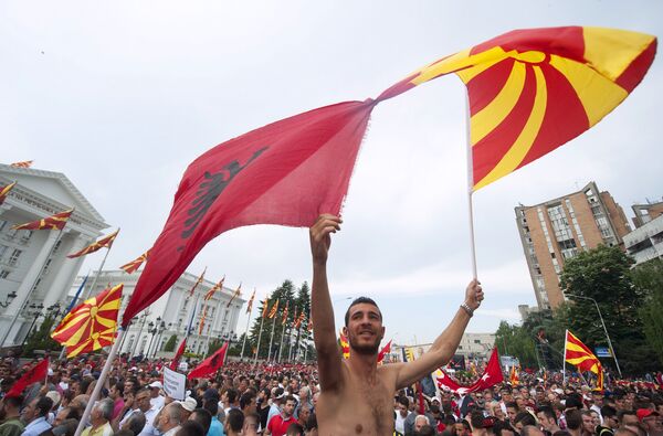 Manifestante com bandeiras da Macedônia (direta) e Albânia (esquerda) durante protesto contra o governo em Skopje, em 17 de maio de 2015. - Sputnik Brasil