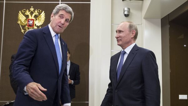 U.S. Secretary of State John Kerry (L) speaks with Russian President Vladimir Putin - Sputnik Brasil
