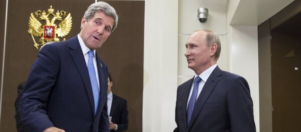 U.S. Secretary of State John Kerry (L) speaks with Russian President Vladimir Putin - Sputnik Brasil