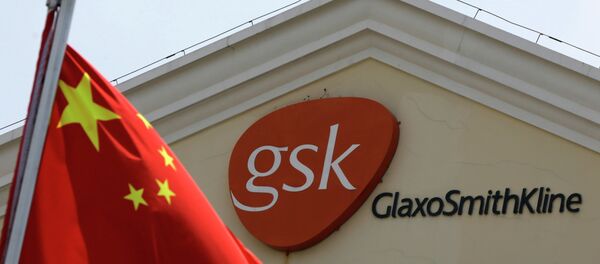 Chinese flag is hoisted in front of a GlaxoSmithKline building in Shanghai, China - Sputnik Brasil