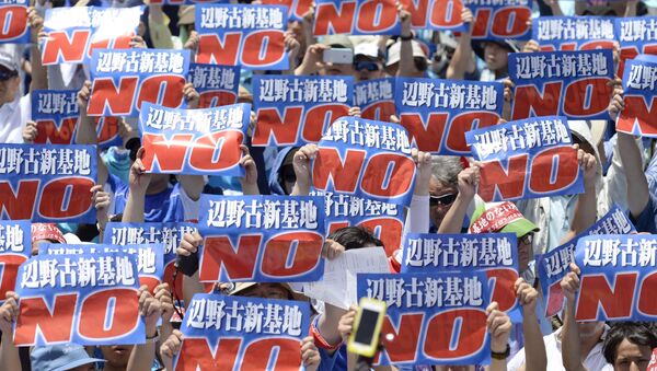 Japoneses protestam contra a presença de bases militares em Okinawa. - Sputnik Brasil