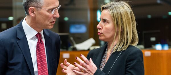 Secretário-geral da OTAN, Jens Stoltenberg (esquerda) e chefe da diplomacia europeia, Federica Mogherini (direita), discutem começo da operação militar no Mediterrâneo - Sputnik Brasil