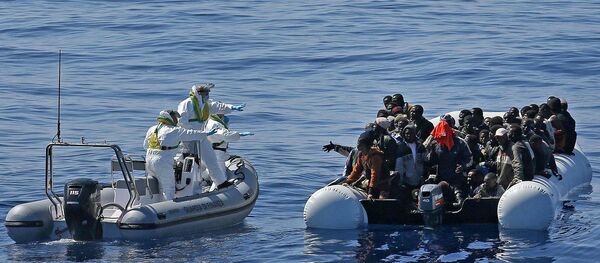 Emigrantes africanos em bote inflável tentam cruzar o Mediterrâneo em direção à Europa - Sputnik Brasil