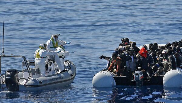 Emigrantes africanos em bote inflável tentam cruzar o Mediterrâneo em direção à Europa - Sputnik Brasil
