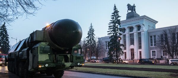 Lançador de mísseis ICBM Topol Lançador de mísseis ICBM Topol - Sputnik Brasil