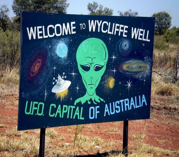 Cartaz de boas-vindas na cidade australiana de Wycliffe Well Cartaz de boas-vindas na cidade australiana de Wycliffe Well - Sputnik Brasil