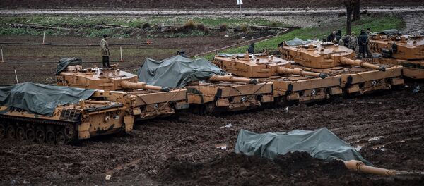 Tanques turcos Leopard 2A4, de produção alemã, na fronteira entre a Turquia e a Síria, 25 de janeiro de 2018 - Sputnik Brasil