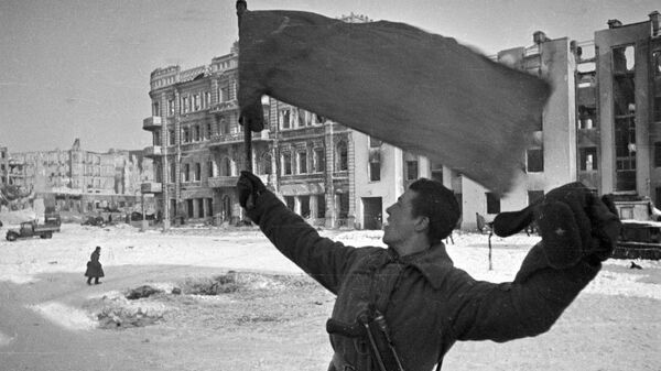 Soldado soviético comemora a vitória na Batalha de Stalingrado - Sputnik Brasil