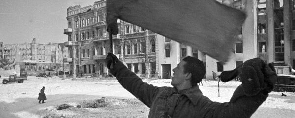 Soldado soviético comemora a vitória na Batalha de Stalingrado - Sputnik Brasil