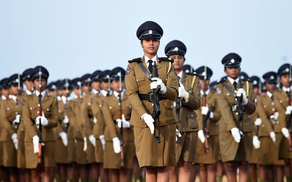 Policiais cingalesas desfilam durante o ensaio do 68º Desfile do Dia da Independência (do Reino Unido), na cidade de Colombo, em 2 de fevereiro de 2016 - Sputnik Brasil