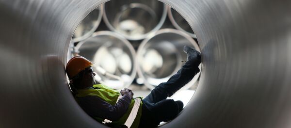 Trabalhador sentando dentro de um duto (imagem referencial) - Sputnik Brasil