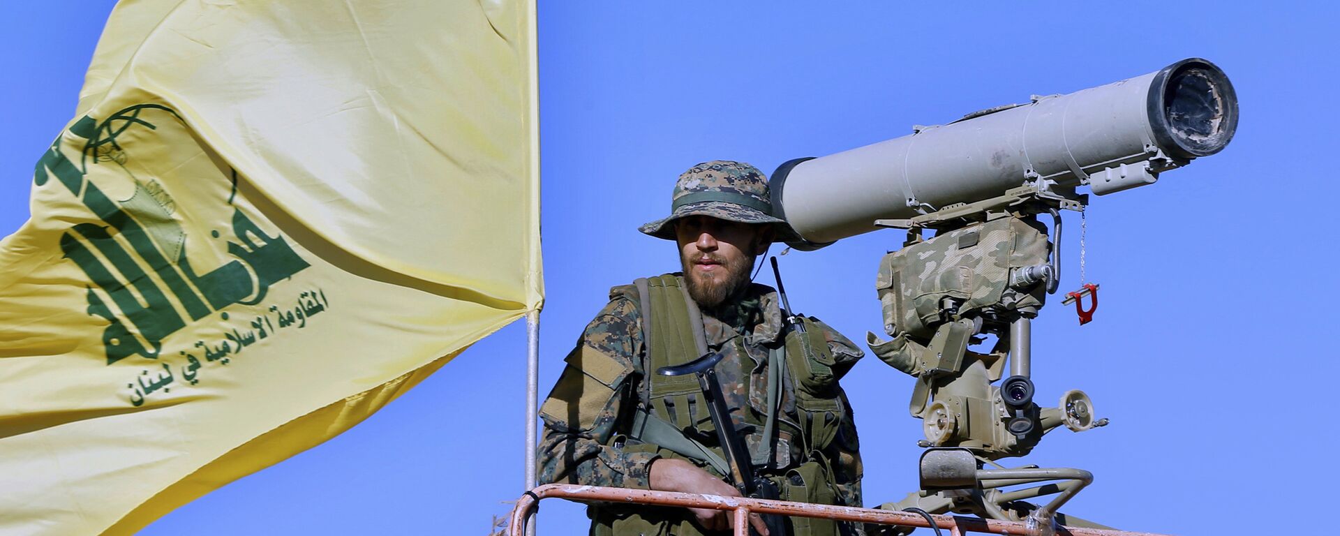 Militante do Hezbollah em torre de vigilância - Sputnik Brasil, 1920, 25.06.2024