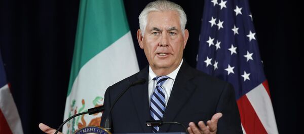 Secretário de Estado dos EUA, Rex Tillerson, fala com jornalistas em 18 de maio de 2017 Secretário de Estado dos EUA, Rex Tillerson, fala com jornalistas em 18 de maio de 2017 - Sputnik Brasil