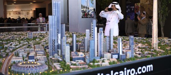 Modelo da nova Capital do Egito sendo apresentado em 2015, durante conferência econômica na cidade egípcia de Sharm el-Sheikh. Modelo da nova Capital do Egito sendo apresentado em 2015, durante conferência econômica na cidade egípcia de Sharm el-Sheikh. - Sputnik Brasil