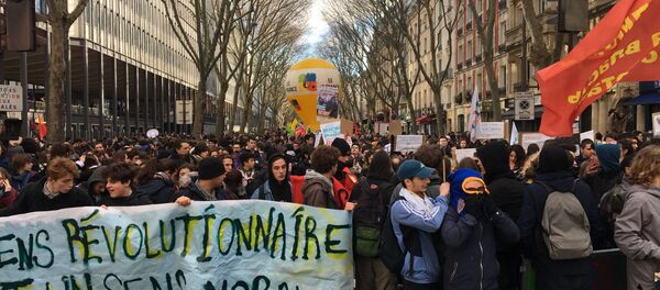 Estudantes fazem manifestação contra reforma educacional de Macron, em Paris. Estudantes fazem manifestação contra reforma educacional de Macron, em Paris. - Sputnik Brasil