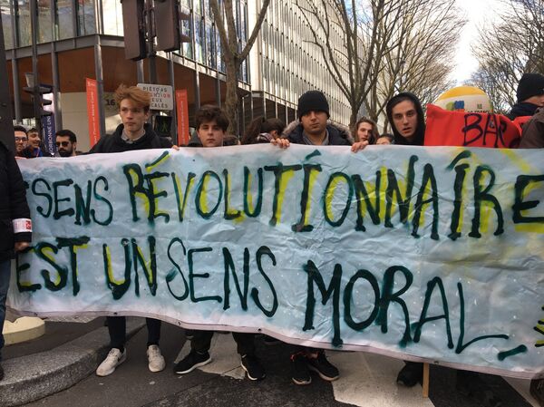 Estudantes fazem manifestação contra reforma educacional de Macron, em Paris. - Sputnik Brasil