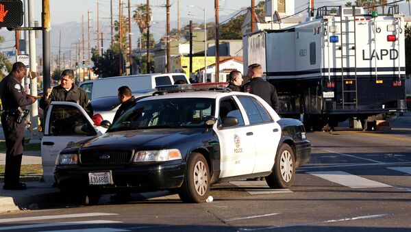Los Angeles police officers investigate a shooting in South Central Los Angles on Monday, Dec. 29, 2014 - Sputnik Brasil
