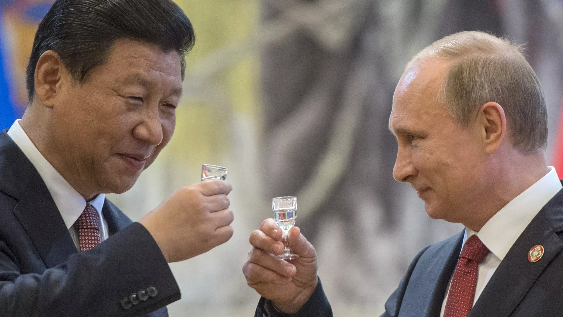 Xi Jinping, presidente chinês, e Vladimir Putin, presidente russo, fazem um brinde após terem assinado documentos em Xangai, na China, em 21 de maio de 2014 - Sputnik Brasil, 1920, 19.05.2026