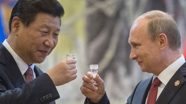 Vladimir Putin e Xi Jinping fazem um brinde após ter assinado documentos em Xangai em 21 de maio de 2014 - Sputnik Brasil