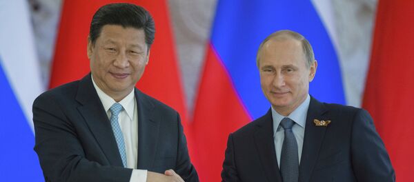 Vladimir Putin e Xi Junping após assinar um documento no Kremlin - Sputnik Brasil