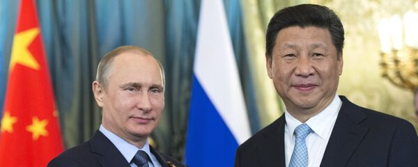 Vladimir Putin e Xi Jinping durante um encontro no Kremlin - Sputnik Brasil