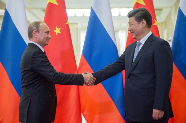 Vladimir Putin e Xi Jinpuing são vistos durante um encontro em Pequim em 3 de setembro de 2015 Vladimir Putin e Xi Jinpuing são vistos durante um encontro em Pequim em 3 de setembro de 2015 - Sputnik Brasil