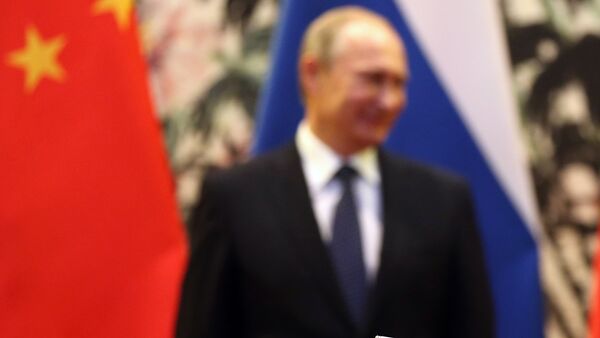 Bandeiras russa e chinesa são vistas durante encontro entre Vladimir Putin e Xi Jinping em 9 de novembro de 2014 - Sputnik Brasil