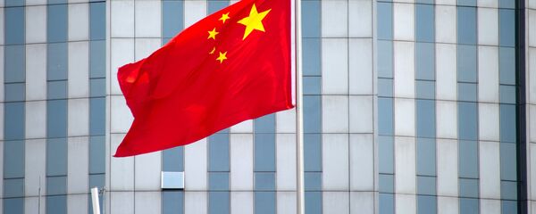 Bandeira da China em frente a um prédio em Xangai - Sputnik Brasil