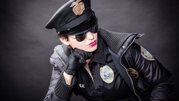 Mulher vestida de policial em sessão fotográfica - Sputnik Brasil