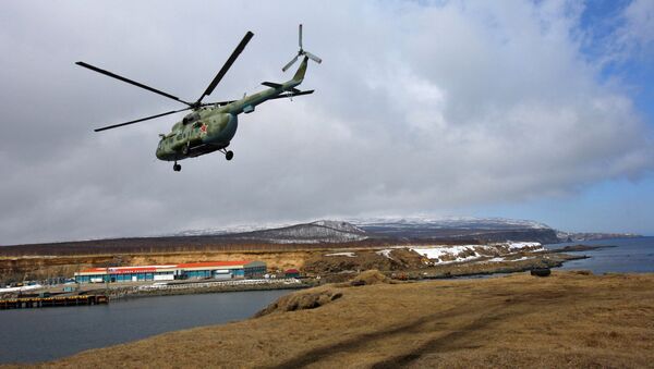 Helicóptero militar russo Mi-8 na ilha de Iturup - Sputnik Brasil