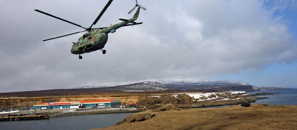 Helicóptero militar russo Mi-8 na ilha de Iturup - Sputnik Brasil