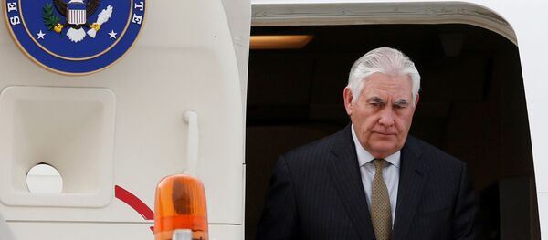 O secretário de Estado dos EUA, Rex Tillerson, sai do avião após chegar à Cidade do México, em 1 de fevereiro de 2018 - Sputnik Brasil