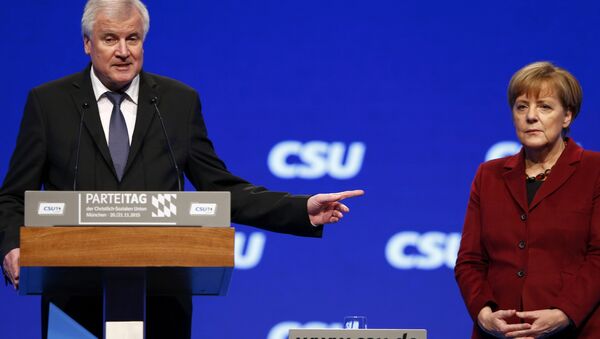 Bavarian Prime Minister and head of the Christian Social Union (CSU) Horst Seehofer welcomes German Chancellor Angela Merkel to the Christian Social Union (CSU) party congress in Munich, Germany in this November 20, 2015. - Sputnik Brasil