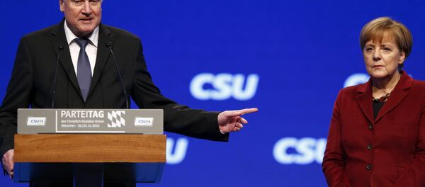 Bavarian Prime Minister and head of the Christian Social Union (CSU) Horst Seehofer welcomes German Chancellor Angela Merkel to the Christian Social Union (CSU) party congress in Munich, Germany in this November 20, 2015. - Sputnik Brasil