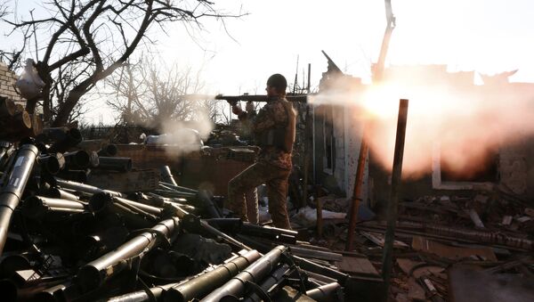 Soldados ucranianos disparam lança-granadas durante os confrontos com separatistas pró-russos na região de Donetsk - Sputnik Brasil