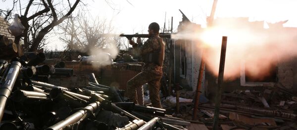 Soldados ucranianos disparam lança-granadas durante os confrontos com separatistas pró-russos na região de Donetsk - Sputnik Brasil