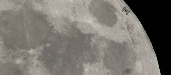 Estação Espacial Internacional sobrevoa a Lua durante um plenilúnio - Sputnik Brasil