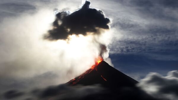 Superlua azul de sangue aparece encoberta por uma nuvem de pó expelido pelo vulcão Mayon, nas Filipinas - Sputnik Brasil