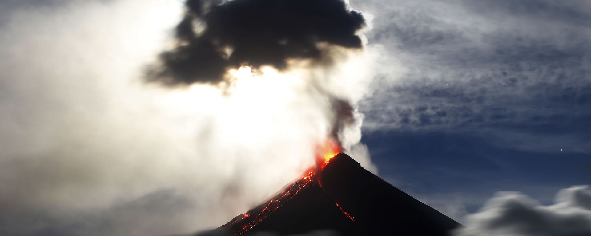 Superlua azul de sangue aparece encoberta por uma nuvem de pó expelido pelo vulcão Mayon, nas Filipinas Superlua azul de sangue aparece encoberta por uma nuvem de pó expelido pelo vulcão Mayon, nas Filipinas - Sputnik Brasil, 1920, 28.03.2026