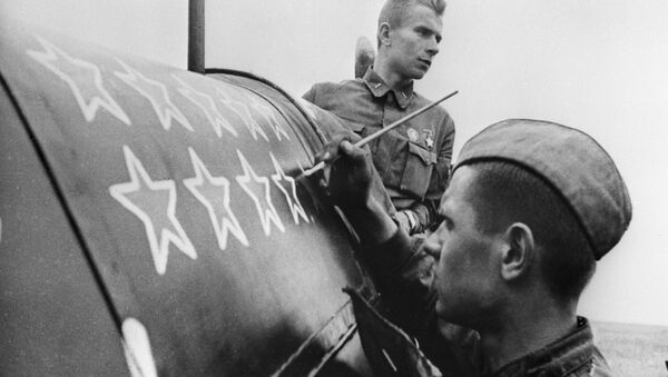 Soldado soviético pinta mais uma estrela, que significa mais um avião derrubado durante a Batalha de Stalingrado na Segunda Guerra Mundial - Sputnik Brasil