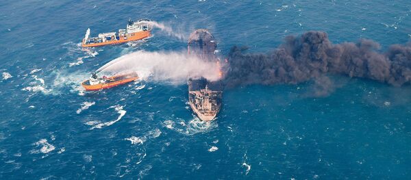 Petroleiro iraniano Sanchi em chamas, janeiro de 2018 - Sputnik Brasil