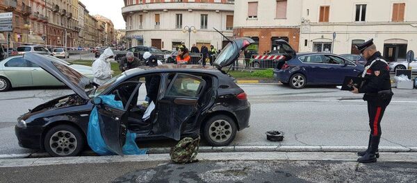 Carro utilizado pelo suspeito Luca Traini para atirar em imigrantes italianos. Carro utilizado pelo suspeito Luca Traini para atirar em imigrantes italianos. - Sputnik Brasil