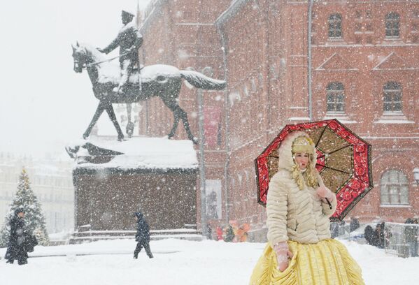 Mulher usa guarda-chuva para se proteger da nevada na Praça do Manege, no centro de Moscou - Sputnik Brasil