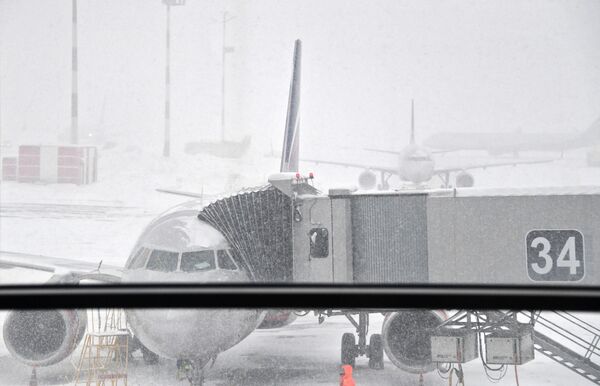 Aviões esperam fim da nevada para continuar seus voos no aeroporto de Sheremetievo, nos arredores de Moscou - Sputnik Brasil