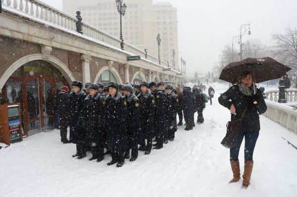 Militares da guarda de honra do Regimento Presidencial durante nevada na Praça do Manege, no centro da capital russa - Sputnik Brasil