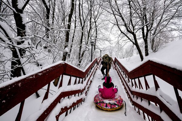 Pai e filha aproveitam inverno no museu-reserva Kolomenskoe, Moscou - Sputnik Brasil