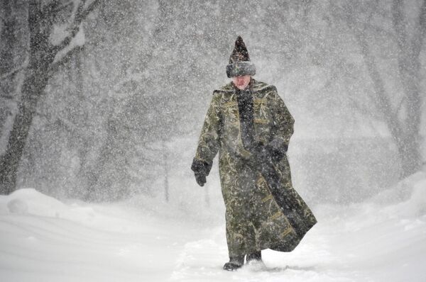 Homem vestido em traje tradicional russo passeia pelo museu-reserva Kolomenskoe, Moscou - Sputnik Brasil