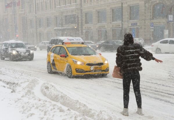 Jovem tenta pegar taxi durante nevada na rua Tverskaya – centro da cidade de Moscou - Sputnik Brasil