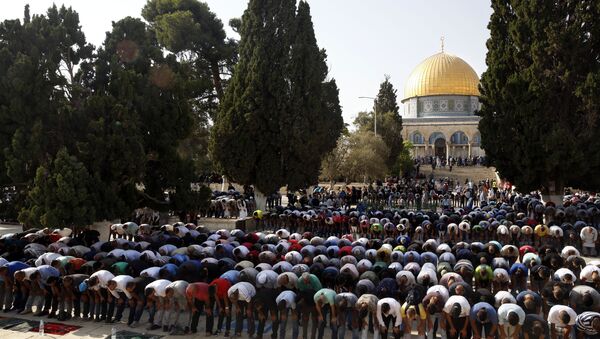 Palestinos rezando na mesquita Al-Aqsa na Cidade Velha de Jerusalém - Sputnik Brasil