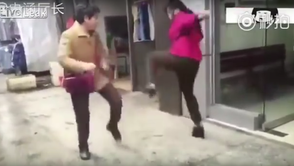 Duas mulheres chinesas se enfrentam em um tipo muito estranho de kung fu - Sputnik Brasil